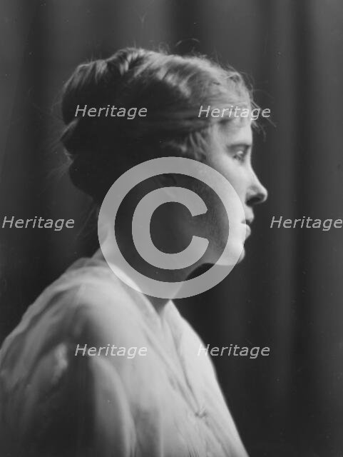 Cravath, Vera, Miss, portrait photograph, 1917 June 29. Creator: Arnold Genthe.