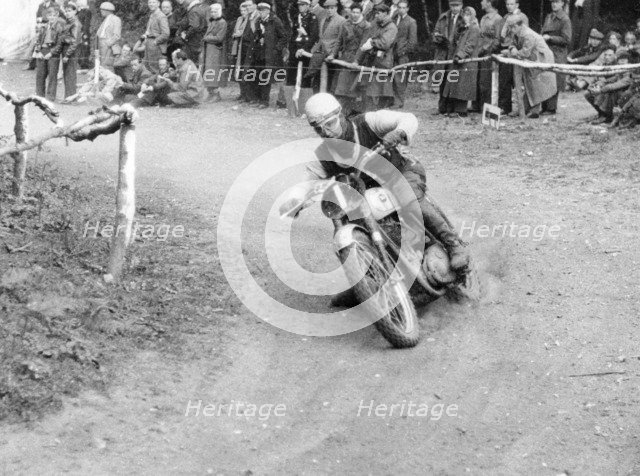 GW Beamish on a BSA 500cc motorbike, Brands Hatch, Kent, 1953. Artist: Unknown