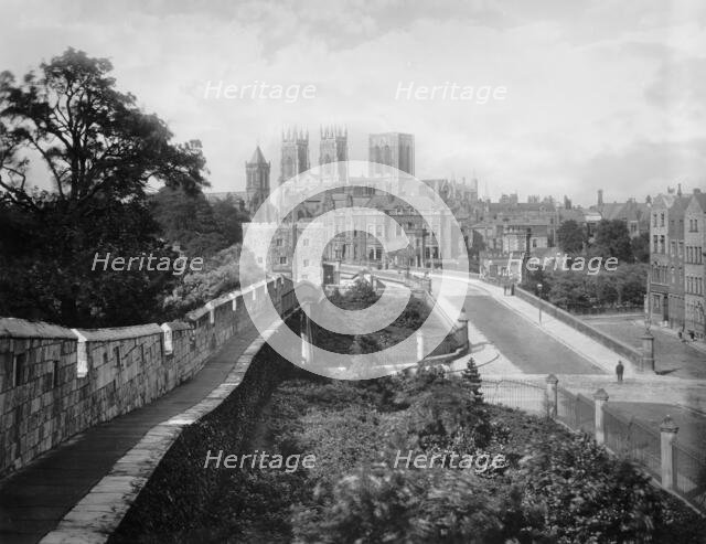 York Minster, c.(between 1900 and 1910). Creator: Unknown.
