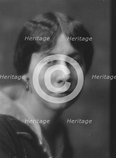 Osbourn, Lloyd, Mrs., portrait photograph, 1915 Feb. 6. Creator: Arnold Genthe.