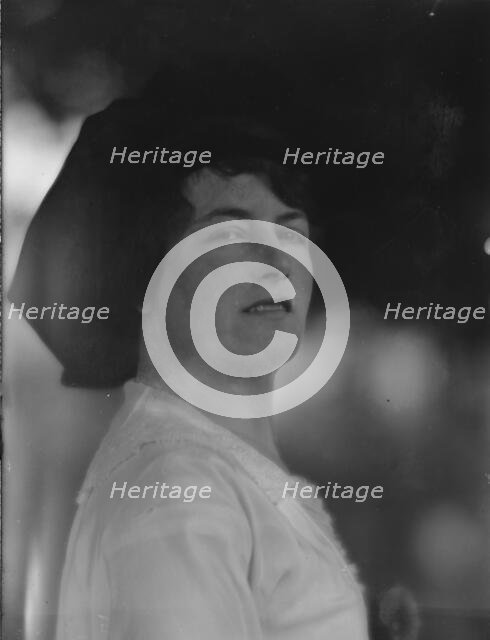 Elliston, Grace, Miss, portrait photograph, 1913 Aug. Creator: Arnold Genthe.