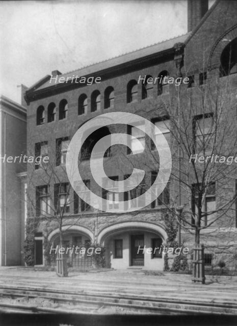 Washington, D.C. building exterior - Hay-Adams House, Lafayette Square, (1900?). Creator: Frances Benjamin Johnston.