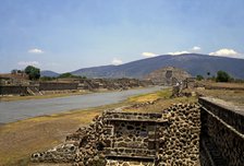 Teotihuacan, 'Avenue of Death', walkway that extends from south to north at whose sides are place…