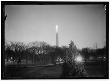 Washington Monument, between 1910 and 1917. Creator: Harris & Ewing.