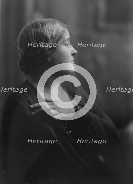 Kauser, Alice, Miss, portrait photograph, 1916. Creator: Arnold Genthe.