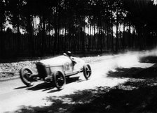 Jimmy Murphy driving a Duesenberg to victory in the French Grand Prix, Le Mans, 1921. Artist: Unknown