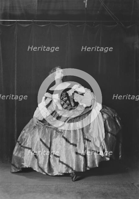 Miss Lindahl, portrait photograph, 1918 Oct. 1. Creator: Arnold Genthe.