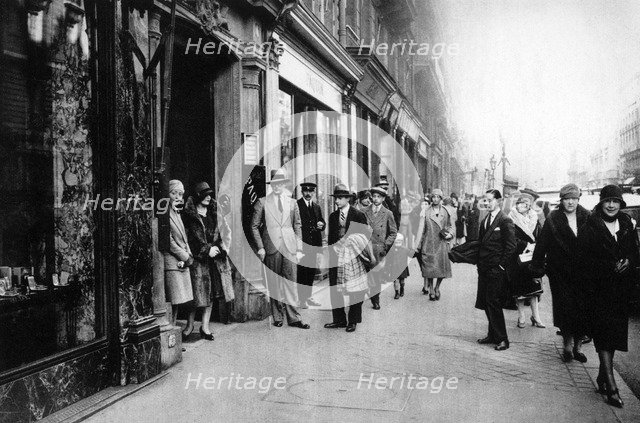 Waiting for seamstresses leaving work, Paris, 1931.Artist: Ernest Flammarion
