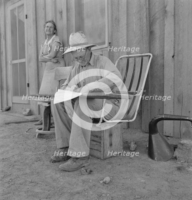 Oklahoma farmer, now living in Cow Hollow, is a FSA borrower, Malheur County, Oregon, 1939 Creator: Dorothea Lange.