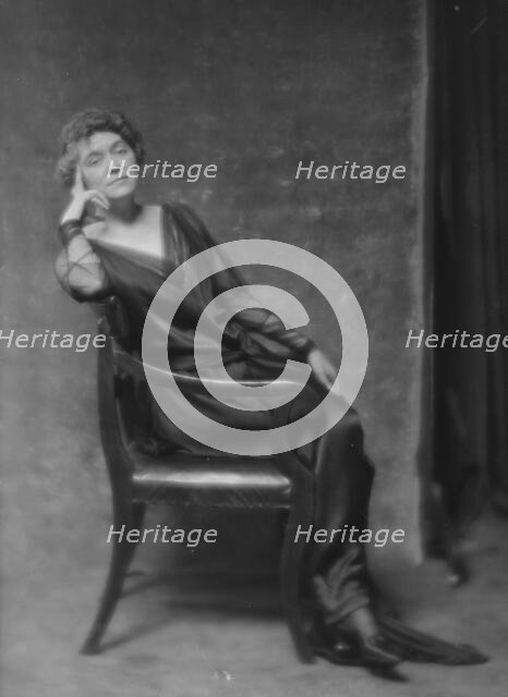 Felder, T.J., Mrs., portrait photograph, 1916 Mar. 3. Creator: Arnold Genthe.