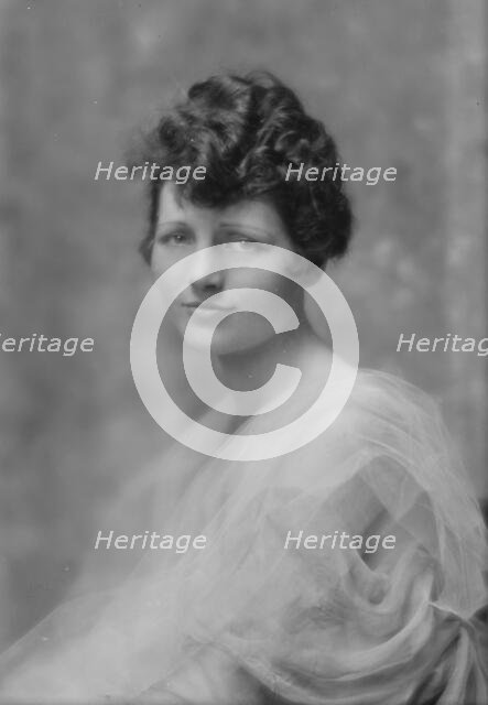 Lee, Helen, Mrs., portrait photograph, 1914 Sept. 16. Creator: Arnold Genthe.
