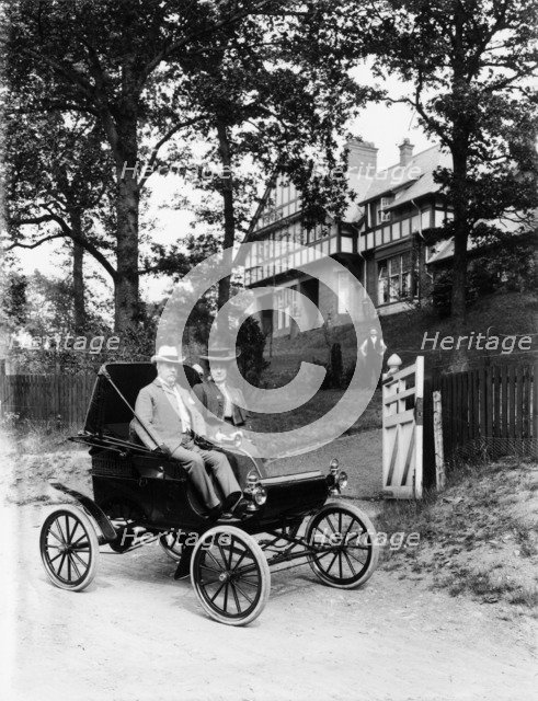 An Oldsmobile Curved Dash, 1902. Artist: Unknown
