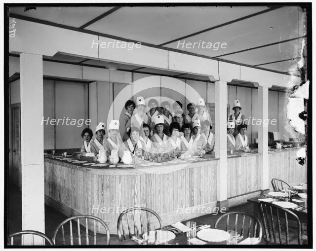 U.S. Food Administration, between 1917 and 1919. Creator: Harris & Ewing.