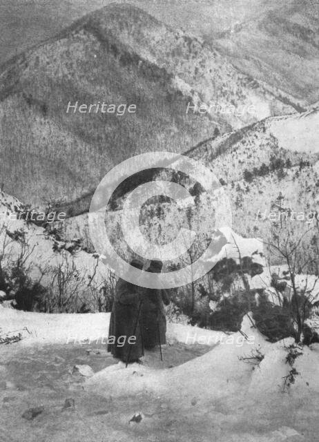 'Dans le sentier de l'exil; Soutenu par son aide de camp, le roi Pierre de Serbie traverse..., 1916. Creator: R. Marianovitch.