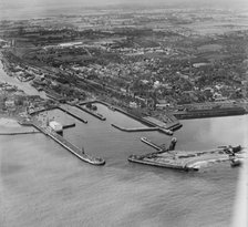 Outer Harbour and Waveney Dock, Lowestoft, Suffolk, 1958. Artist: Aerofilms.
