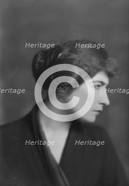 Carr, H.C., Mrs. (Dorothy Dunn), portrait photograph, between 1914 and 1918. Creator: Arnold Genthe.