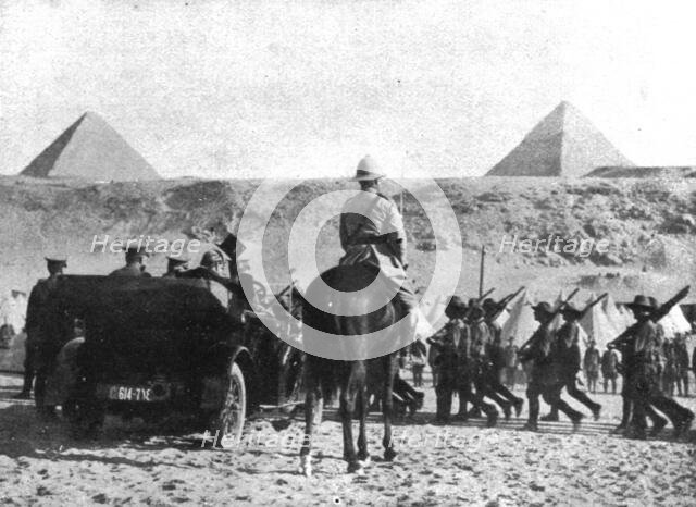'La defense de l'Egypt; Les troupes australiennes, campees un pied des Pyramides..., 1915 (1924). Creator: Unknown.
