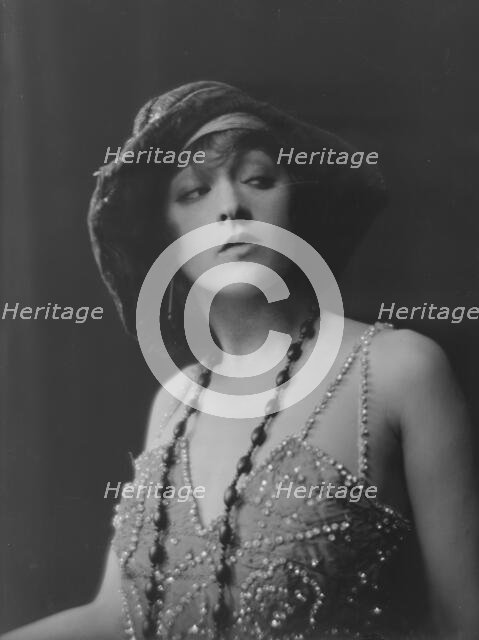 Dolly sister, portrait photograph, 1916. Creator: Arnold Genthe.