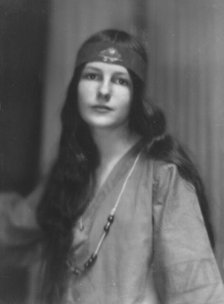 Trafford, Malinda, Miss, portrait photograph, 1915 Apr. 5. Creator: Arnold Genthe.