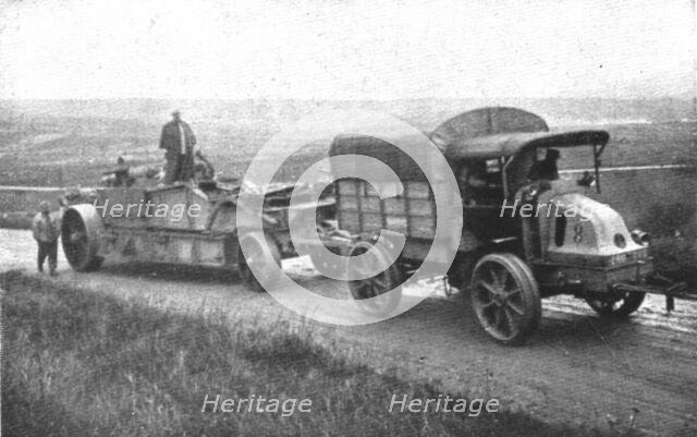 'Au Volant; Tracteurs d'une piece de 240: voiture-affut et voiture-piece', 1918. Creator: Unknown.