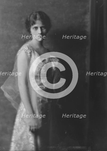 Hagemeyer, M.E. Scott, Miss, portrait photograph, 1916 Mar. 15. Creator: Arnold Genthe.