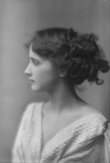 Isadora Duncan dancer, portrait photograph, between 1915 and 1923. Creator: Arnold Genthe.