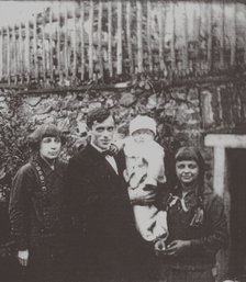 Marina Tsvetaeva with husband and children. Prague, 1925, 1925.