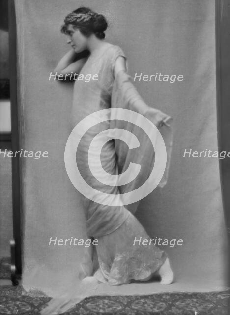 Namara-Toye, Mme., portrait photograph, 1912. Creator: Arnold Genthe.