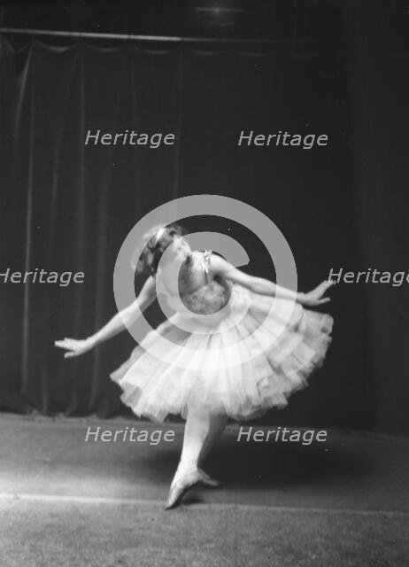 De Carleton, Grace, Miss, 1918 Aug. Creator: Arnold Genthe.