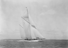 The 118 foot racing yacht 'Cariad' making good headway, 1933. Creator: Kirk & Sons of Cowes.
