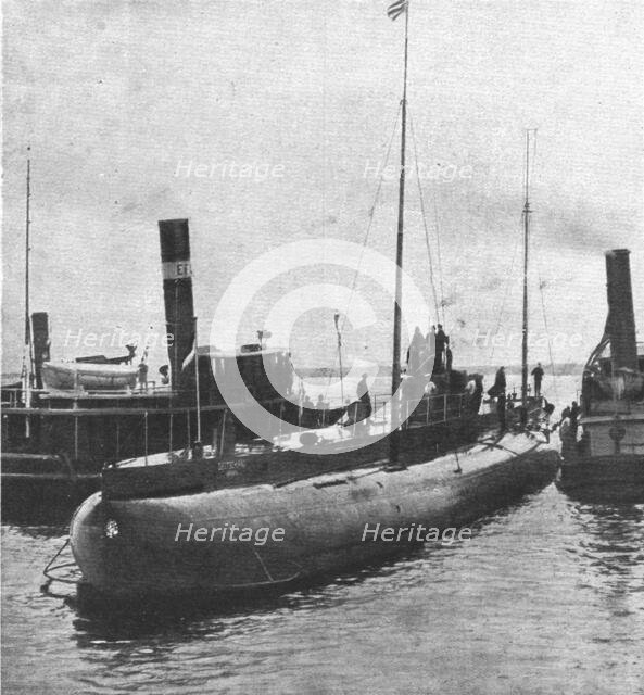 'Le "Deutschland"; le submersible allemand "Deutschland" dans la baie de Chesapeake', 1916. Creator: Unknown.