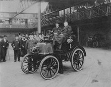 1900 Thousand Mile Trial, Daimler leaving Edinburgh. Creator: Unknown.