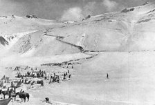 'Une rude campagne d'hiver; Les chasseurs du Caucase descendent du plateau de..., 1916 (1924) Creator: Unknown.
