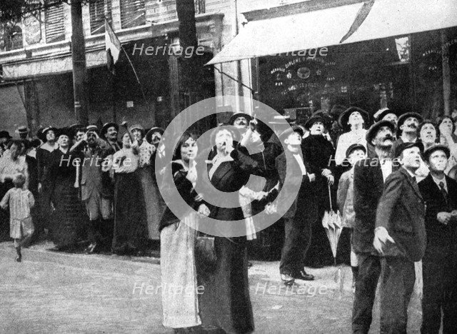 Parisians watching a German aeroplane, First World War, 1914. Artist: Unknown