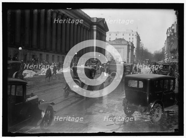 Street scene, Washington, D.C., between 1913 and 1918. Creator: Harris & Ewing.