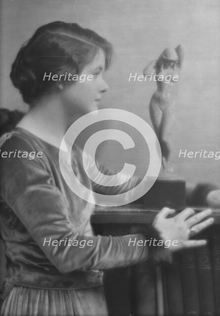 Sinclair, Hester, Miss, portrait photograph, 1915 Mar. 16. Creator: Arnold Genthe.