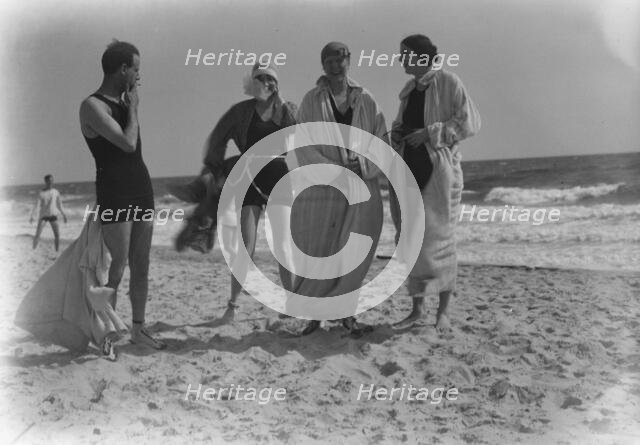 Group of people at Long Beach, New York, between 1896 and 1942. Creator: Arnold Genthe.
