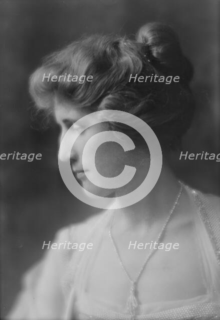 Stowell, H.L., Mrs., portrait photograph, 1915 July 22. Creator: Arnold Genthe.