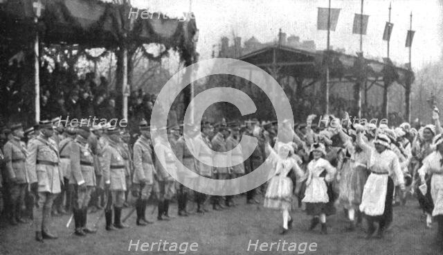 'Les fetes du 8 decembre 1918 a Metz; Le defile des jeunes Lorraines devant les tribunes..., 1918. Creator: Unknown.