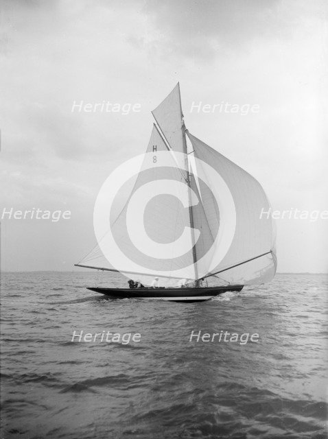 The gaff rigged 8 Metre 'Spero' sailing with spinnaker, 1912. Creator: Kirk & Sons of Cowes.