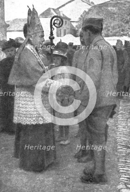 ''Les Americains dans le Saillant de Saint-Mihiel; Mgr Ginisty, eveque de Verdun, venu... 1918. Creator: Unknown.