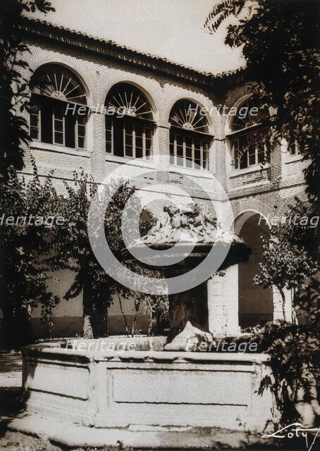 Hospital, Medina del Campo: the fountain in the courtyard, c1900. Creator: Unknown.
