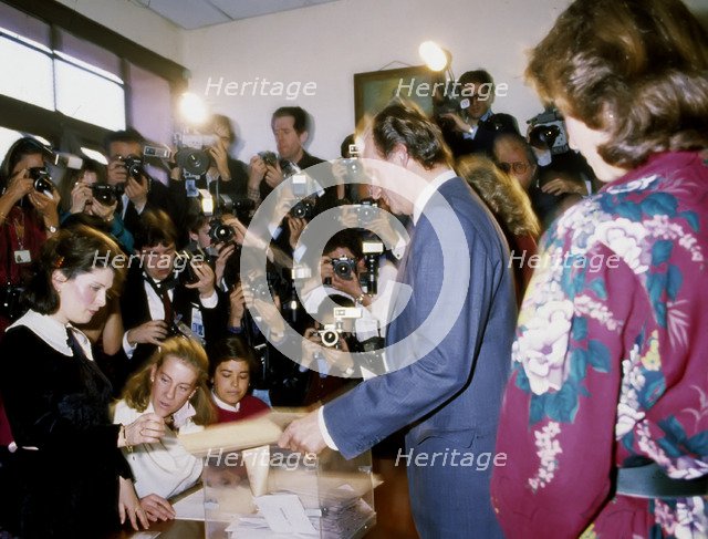 The King Juan Carlos I voting in the referendum on the accession of Spain to OTAN in 1986.