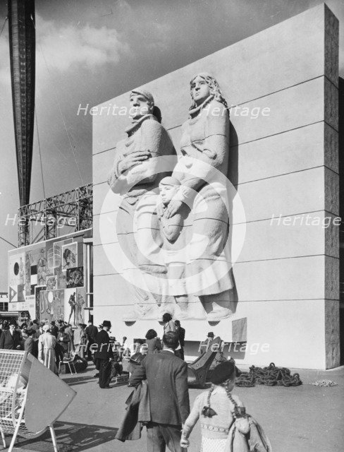 'The Islanders', sculpture by Siegfried Charoux, Festival of Britain, Lambeth, London, 1951. Artist: Unknown.