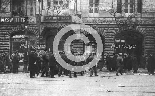 'La Nouvelle Europe; la guerre civile a Berlin; dans l'apres-midi du 5 janvier, les sparta..., 1919. Creator: Unknown.
