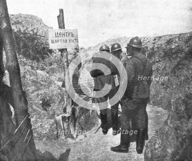 'Les russes en France; Dans les tranchees russes sur le front de Champagne', 1916. Creator: Unknown.