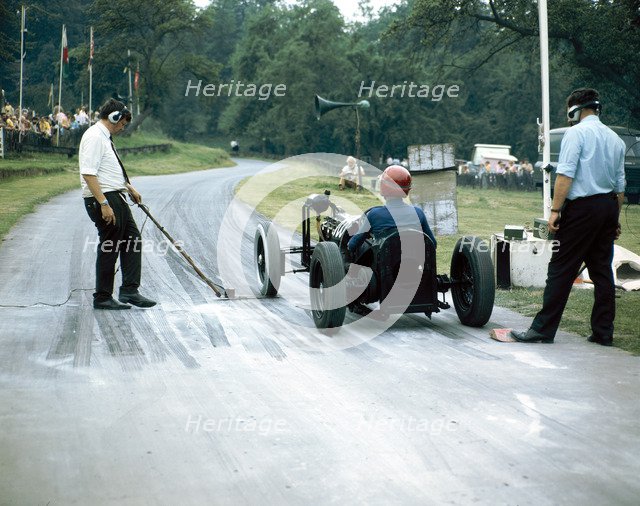 A veteran car at Prescott race track, Gloucestershire. Artist: Unknown