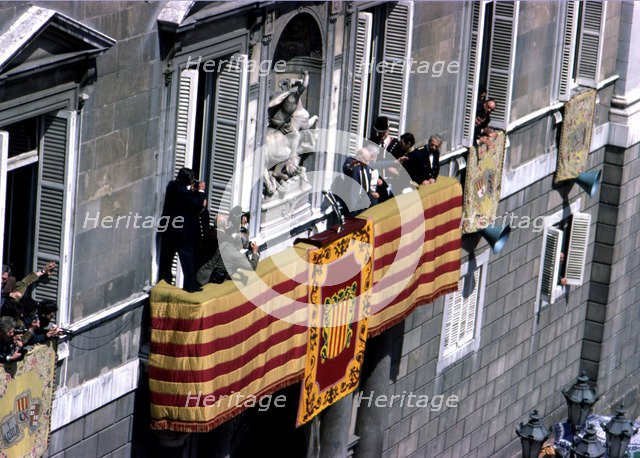 The President of the Generalitat, Josep Tarradellas on the balcony in the Plaza Sant Jaume in the…