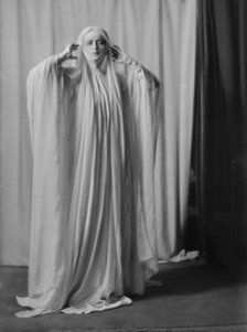 Elliott, Maxine, Miss, portrait photograph, not before 1917. Creator: Arnold Genthe.