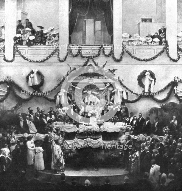 'Les Evenements de Grece; Le 4 aout 1917, apres avoir prete serment sur l'Evangile, le roi..., 1917. Creator: Unknown.